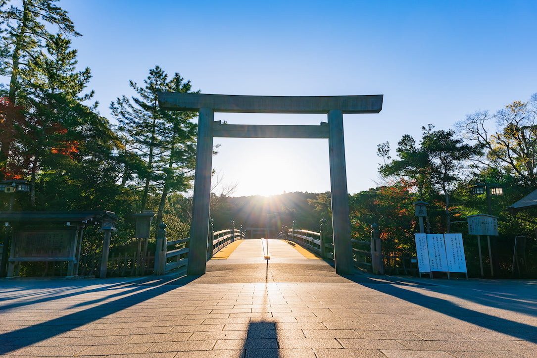 朝日に照らされる宇治橋鳥居