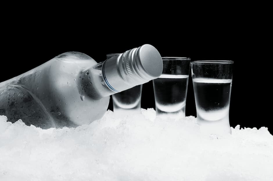 砕かれた氷の上に置かれたボトルとグラス