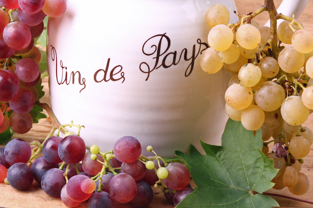 [Vin de Pays]と書かれた陶器とブドウ