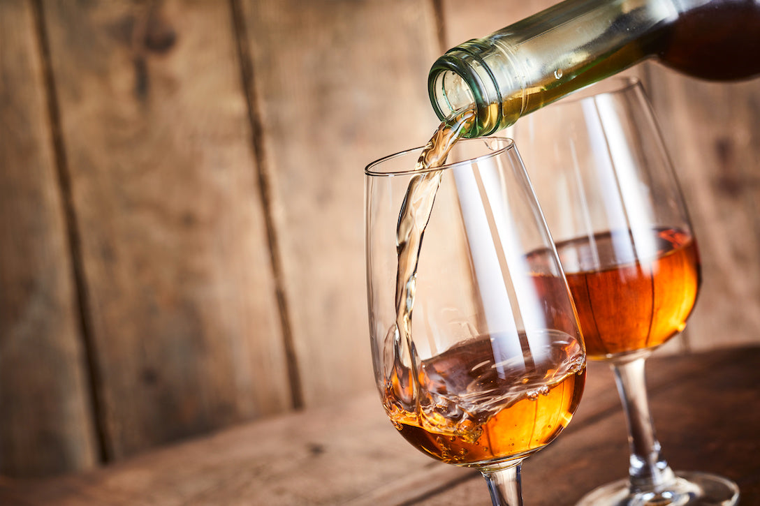 グラスに注がれる酒精強化ワイン