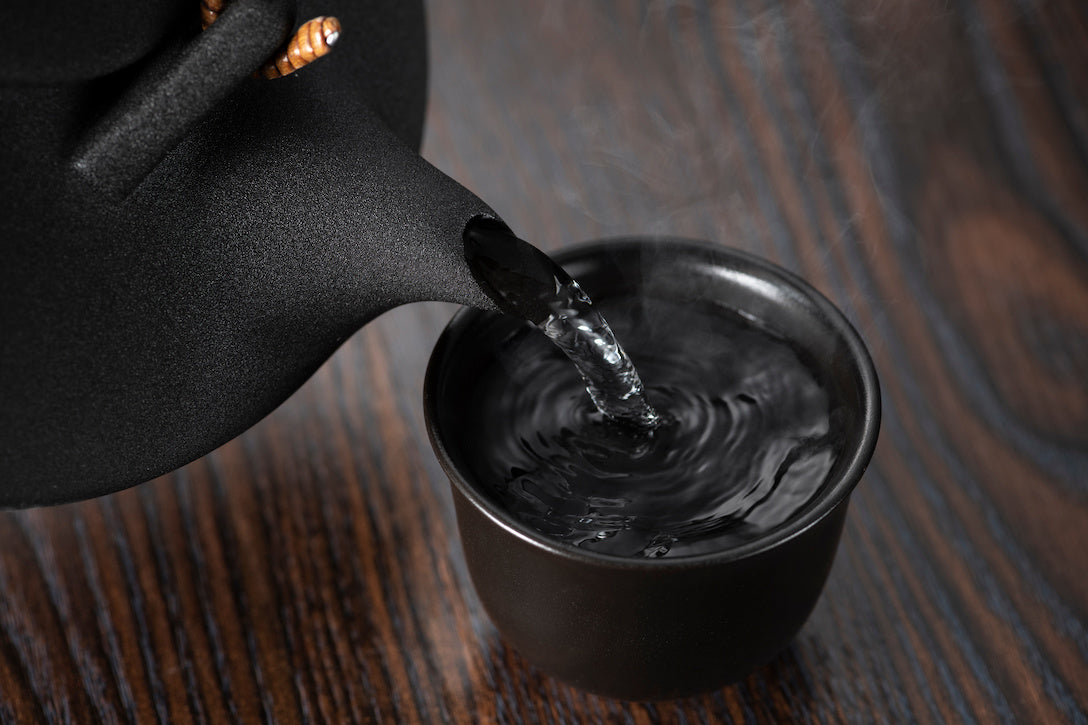 鹿児島生まれの酒器「黒千代香」で注がれる熱燗焼酎