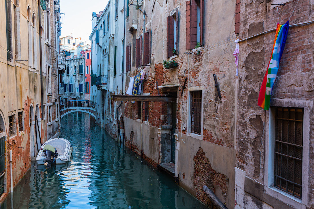 水の都ヴェネツィアの裏路地の街並み