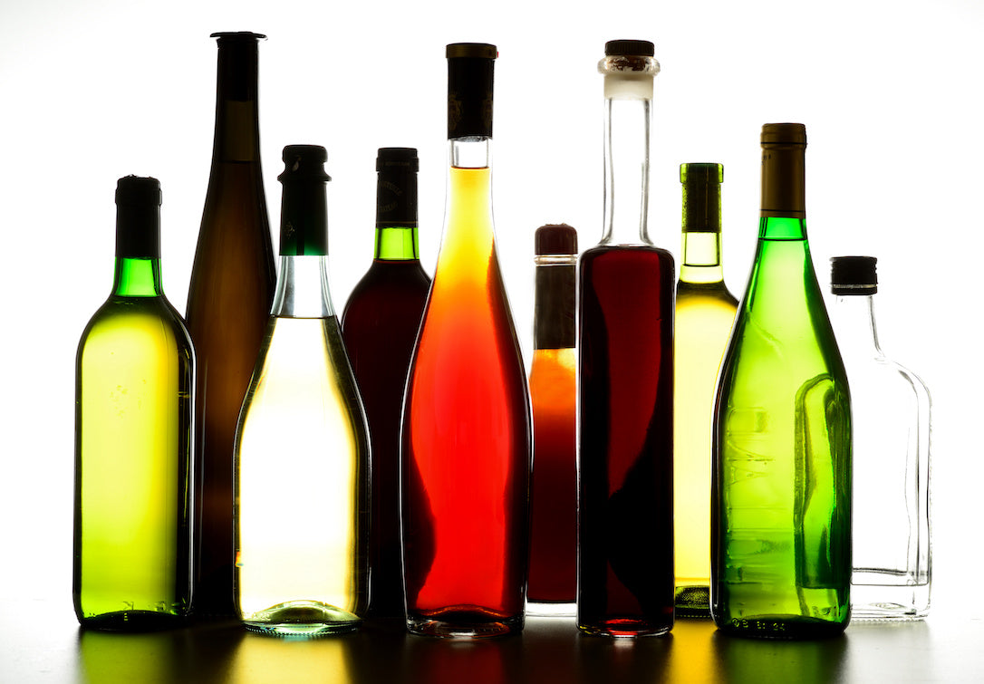 多種多様なアルコールのボトル